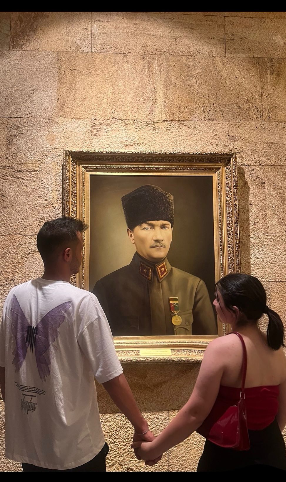 El ele Atatürk önünde